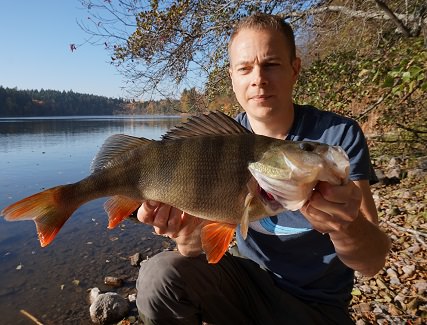 Måfiske och fritids anställd som håller i en gädda